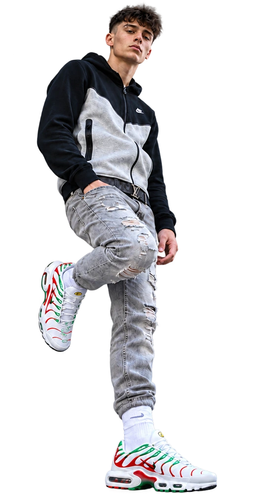 Ragazzo del biglietto, outfit nero e grigio e sneakers bianche